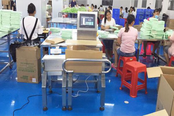 某化妝品公司檢測(cè)重量不合格使用現(xiàn)場(chǎng)
